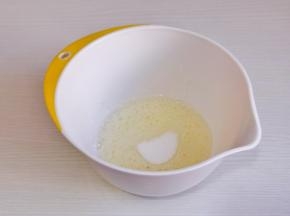 蛋白中滴入柠檬汁，分三次加入白砂糖打发。