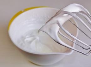 打发至提起打蛋器有微微的弯勾。