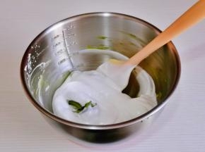 取一半蛋白霜加入蛋黄糊中翻拌均匀。（将烤箱140度预热）