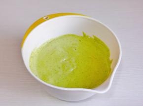 最后将蛋黄糊倒入蛋白霜的容器中翻拌均匀。