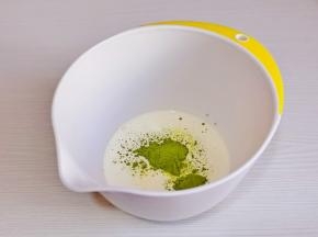 淡奶油+白砂糖+抹茶粉。