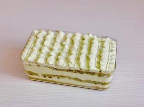 蛋糕切成与盒子同样大小，一片蛋糕片，一层奶油，最后上面挤上奶油装饰。