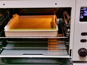 烤盘垫上油纸，倒入蛋糕糊，震出气泡，入烤箱中层，上140度，下135度烤35分钟，出炉后散热1分钟，倒扣撕掉油纸晾凉。