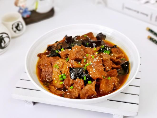 黑木耳炖牛肉