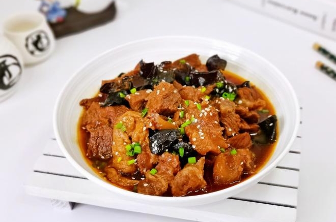 黑木耳炖牛肉