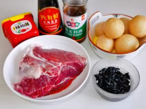 准备食材，牛肉泡冷水将血水泡出。