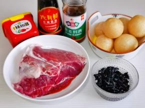 准备食材，牛肉泡冷水将血水泡出。