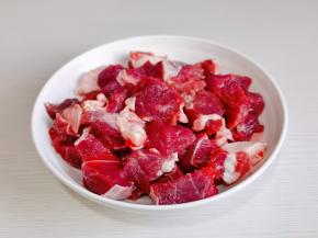 牛肉切小块。