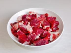 牛肉切小块。
