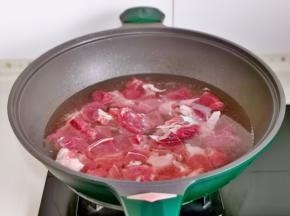 冷水下锅烧开煮5分钟。