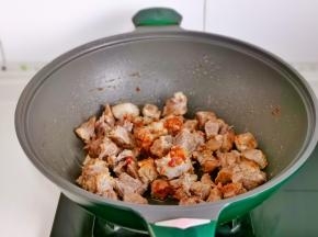 倒入牛肉粒翻炒。