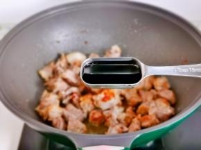 加入红烧酱油。