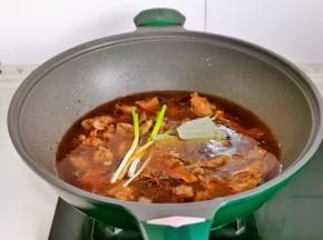 加入纯净水，葱，香味，桂皮，八角，冰糖，盖上盖子烧开转小火炖30分钟。
