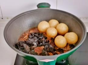 牛肉炖烂后加入泡发的黑木耳，油面筋。