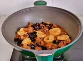 按个人口味加入盐烧熟。