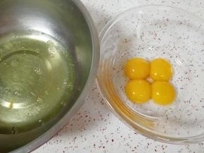 先取4个鸡蛋蛋清蛋黄分离。 