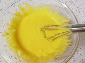 用手动打蛋器呈“Z”字形来回搅动(切记不要转圈搅拌，以免起筋)，直至无干粉无颗粒，食材完全融合，放在一边备用。
