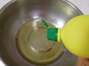 蛋清里面加入几滴柠檬汁。 