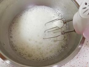 用电动打蛋器低速打发至粗泡状。 