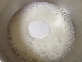 一次性加入50g细砂糖，低速打发至泡沫细腻。 