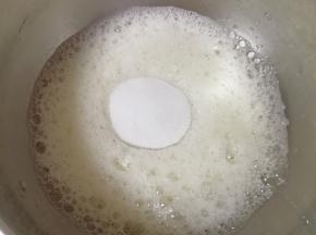一次性加入50g细砂糖，低速打发至泡沫细腻。 