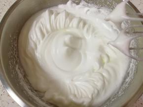 再高速打发1-2分钟，提起打蛋器，能看到打蛋盆里的尖角保留时间较长。