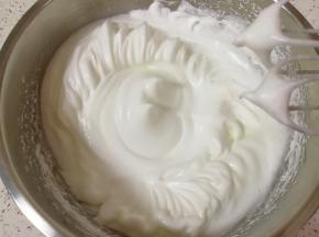 再高速打发1-2分钟，提起打蛋器，能看到打蛋盆里的尖角保留时间较长。