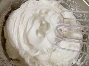 继续高速打发2分钟左右，提前打蛋器，打蛋器上的尖角坚挺竖立不弯即可。 