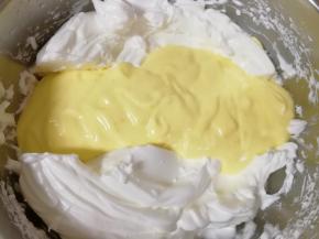 再把混合好的蛋黄糊倒回到剩下的三分之二蛋白里面，继续混合均匀。 烤箱上下管165度预热。 