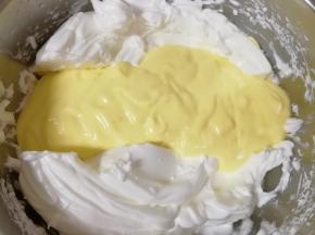 再把混合好的蛋黄糊倒回到剩下的三分之二蛋白里面，继续混合均匀。 烤箱上下管165度预热。 