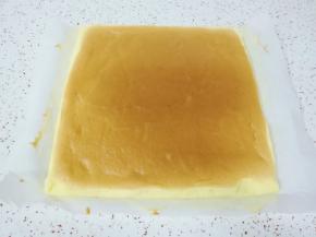 蛋糕片出炉，撕开边缘的油纸晾凉。以同样的方法，用剩下的一半食材做好另一个蛋糕片。 