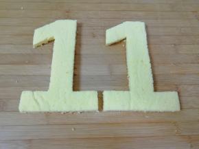 用小刀刻出“1”字形状，一个蛋糕片能刻出两个8寸的数字，蛋糕做两层，所以我们需要四个“1”。
