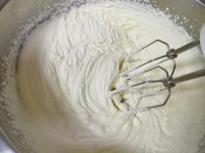 淡奶油加入糖霜，用电动打蛋器打发，出现纹路后稍微再打几下即可，不要打发过了。