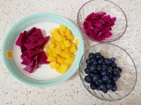 水果洗干净切成自己需要的形状，我准备了孩子喜欢的红心火龙果、黄桃和蓝莓。 
