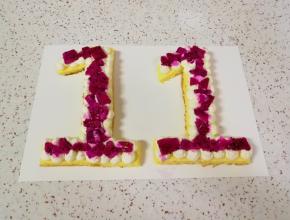 中间放上火龙果丁。 