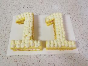 然后盖上第二层蛋糕片，挤上一层奶油。 