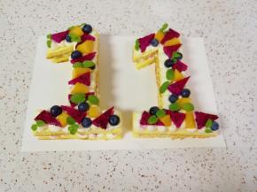 用火龙果、黄桃和蓝莓装饰，最后用薄荷叶点缀一下。 