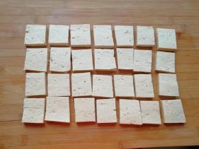 烤箱上下管200度预热。 老豆腐冲洗干净，切成薄厚大小一致的方块状。 