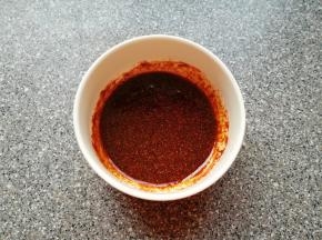 把孜然粉、麻辣鲜、辣椒粉、盐、生抽、老抽、食用油和蜂蜜一起倒入碗中，混合均匀备用。 
