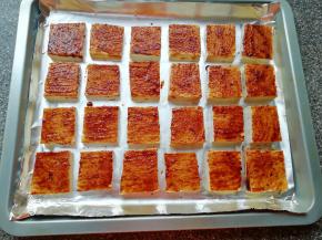 将混合好的酱料刷在豆腐的表面。 