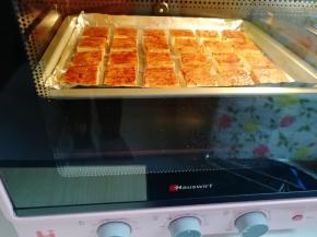 送入预热好的烤箱，上下管200度烤8分钟。 