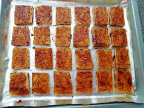 时间到取出烤盘，将豆腐翻面，再刷一层酱料。 