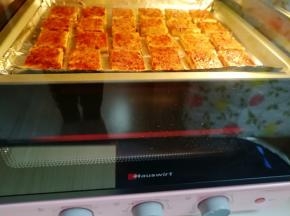 送入烤箱上下管200度烤18分钟。 