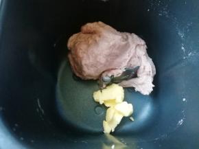 15分钟和面程序结束以后放入黄油，继续选择“自动和面”20分钟。 