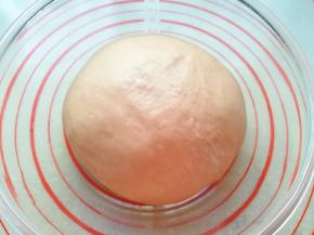 发酵好的面团特别软，烤箱上下管180度预热。 