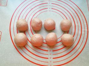 面团分成8小份。 