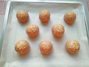 刷上一层全蛋液，撒上白芝麻。 