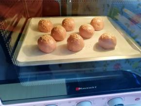 送入预热好的烤箱，放在中下层，上下管180度烤20分钟，最后几分钟注意观察面包上色情况，需要的时候加盖锡纸。
