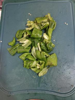 青椒拍碎，切成段备用！