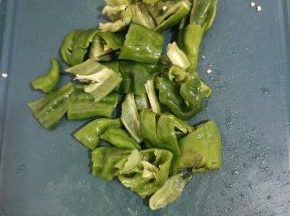 青椒拍碎，切成段备用！